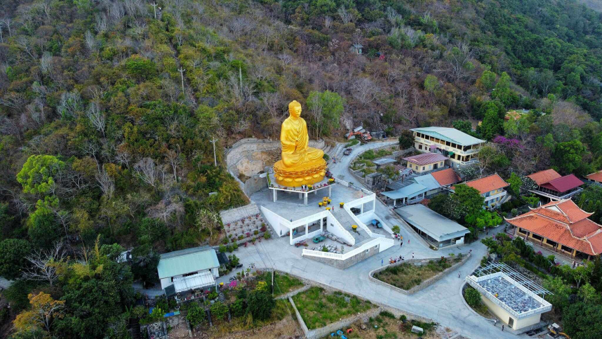 Chon Khong Monastery - Golden Buddha statue